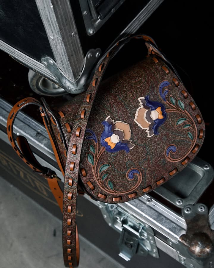 The Arnica motif, a signature of ETRO’s eclectic spirit, graces our interiors with refined charm — e...